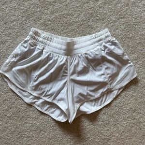 Lululemon White Hotty Hot Low-Rise Lined Short 2.5" Size 6